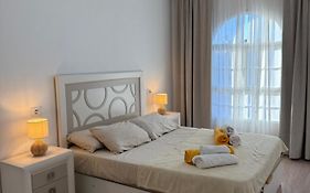 Seaside Paradise - 2 Bedroom Apartment With Ocean Views & Air Conditioning In Playa San Juan